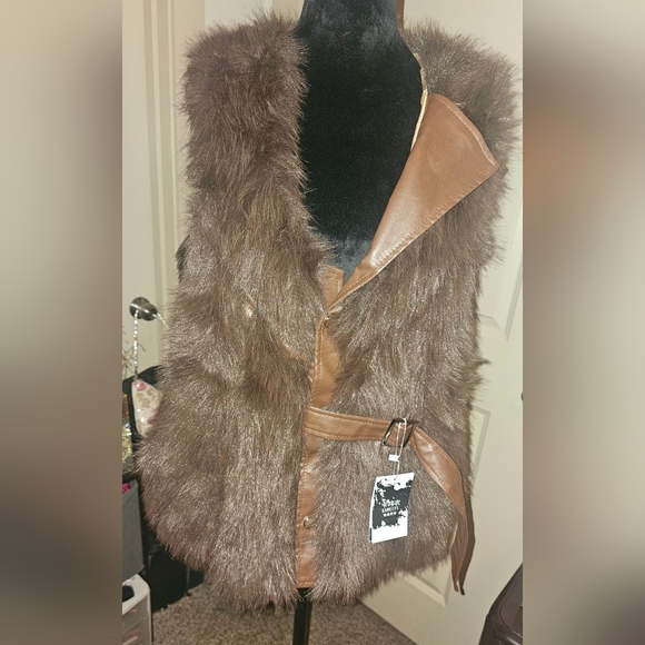 Jackets & Blazers - Brown Faux Fur Women's Vest NWT Pit To Pit 20